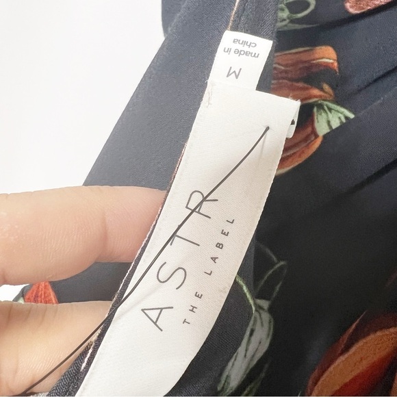 NEW with tags ASTR The Label Luciana Floral Halter Wrap Dress Size Medium - Picture 7 of 8